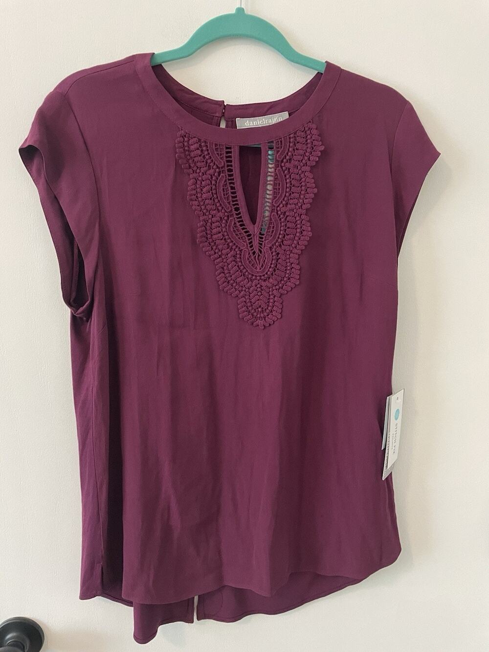 Daniel Rainn Top Women’s Large Burgundy Cap Sleeves Keyhole Neck Lace Trim NWT